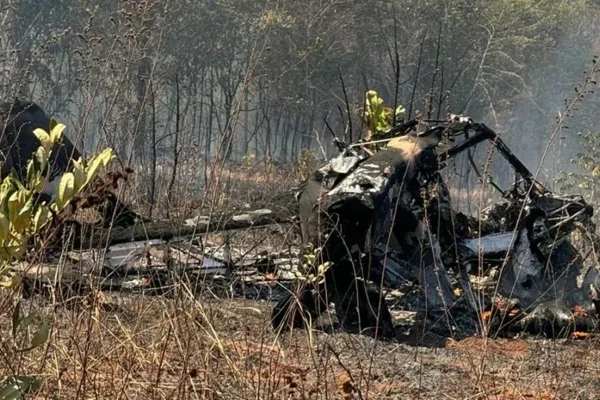 Imagem colorida de avião caído no Mato Grosso do Sul - Metrópoles