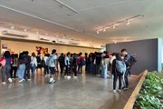 Estudantes fora, guiados por professores, monitores e mediadores Estudantes fora, guiados por professores, monitores e mediadores