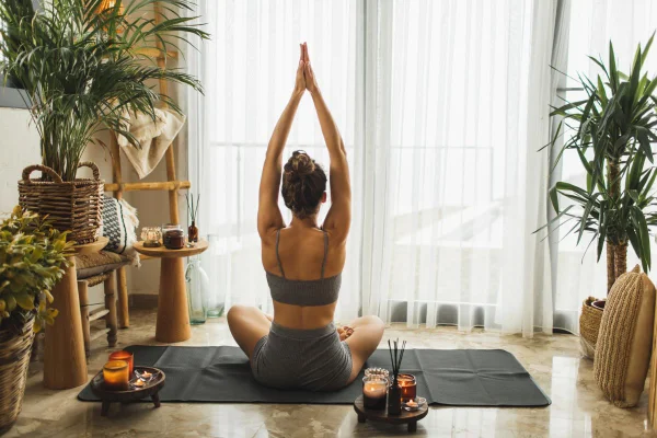 mulher praticando meditação