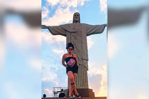 Imagem colorida de turista no Cristo Redentor - Metrópoles