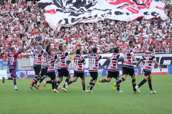 Jogadores do Santa Cruz saúdam a torcida na partida de ida pela final do Brasileirão Série D 2025