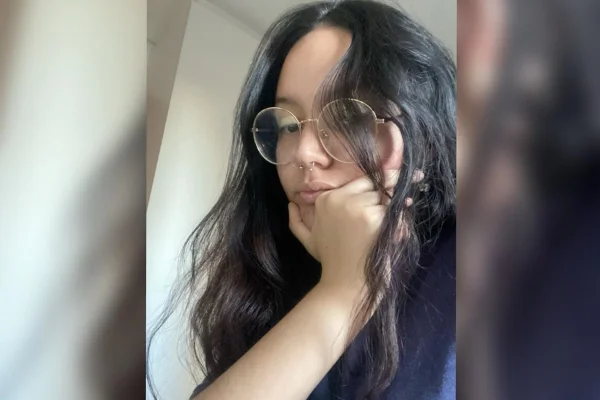 Foto da jovem Yasmin Bento Ribeiro que foi diagnosticada com esclerose múltipla