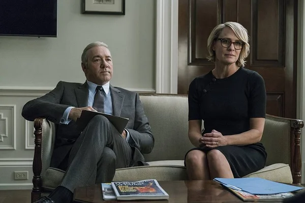 cena de house of cards com kevin spacey e robin wright - metrópoles