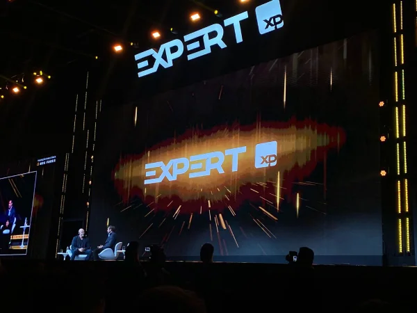 Foto colorida de painel de Scott Galloway e Daniel Vorcaro na plenária da Expert XP - Metrópoles