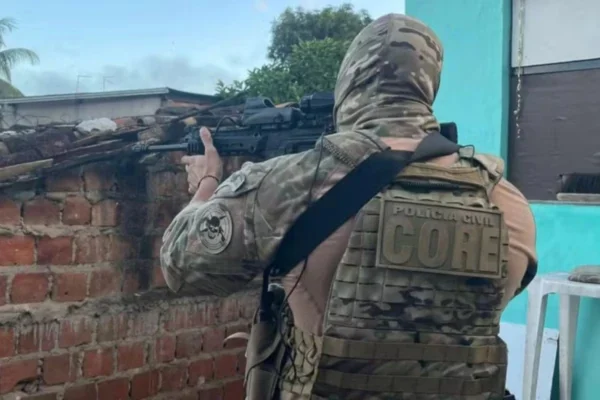Foto de agente da Polícia Civil da Bahia durante operação