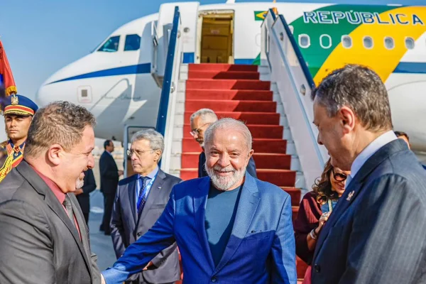 Imagem colorida de presidente Lula, com avião presidencial atrás, na chegada ao Cairo, no Egito - Metrópoles