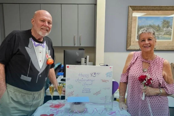 Casal pós renovação de votos em hospital