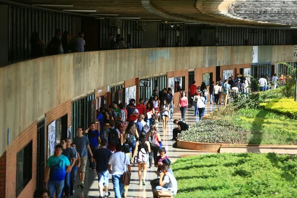 Derrubada exigência de diploma do ensino médio para vestibular da UnB