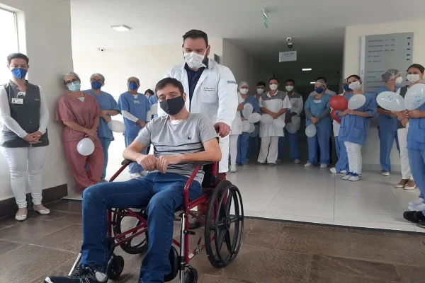 “Foi um milagre”, diz apresentador da Band ao vencer Covid-19 no Paraná