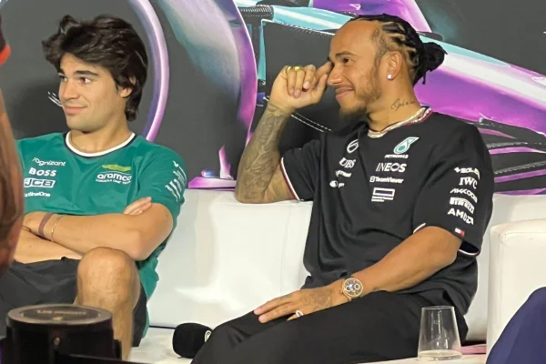 Imagem colorida de Hamilton ao lado de Stroll - Metrópoles