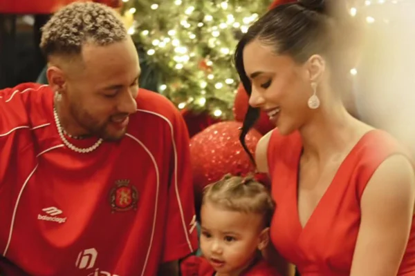 Imagem colorida de Neymar com filha e Bruna Biancardi no natal- MEtrópoles