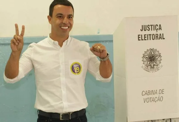 Após deixar a penitenciária, prefeito eleito toma posse em Osasco
