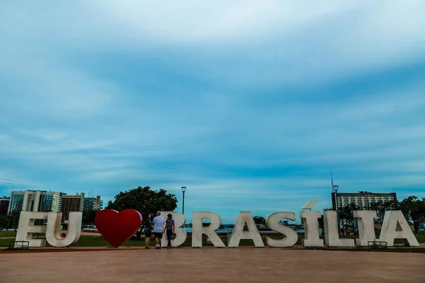 “Forasteiros” sem histórico local querem ser eleitos no DF