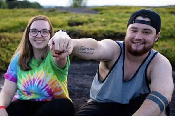 Homem trans se casa com melhor amiga de adolescência após transição