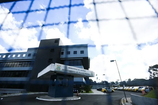 Delegados citam facções acampadas no PR e pedem transferência de Lula
