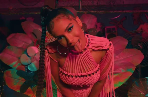Anitta lança clipe de Muito Calor e reclama: “Nunca estão satisfeitos”