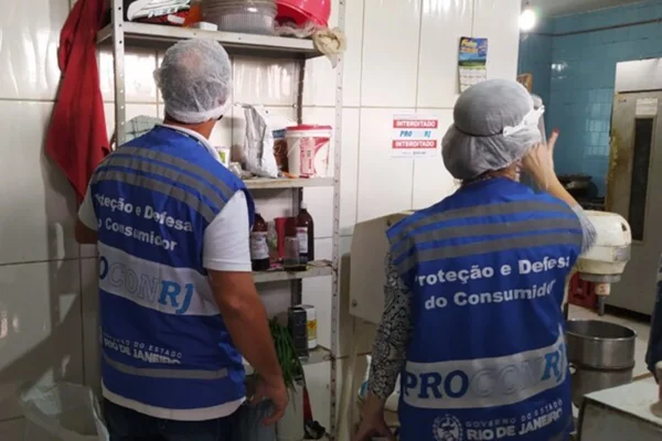 Agentes do Procon-RJ realizam vistoria