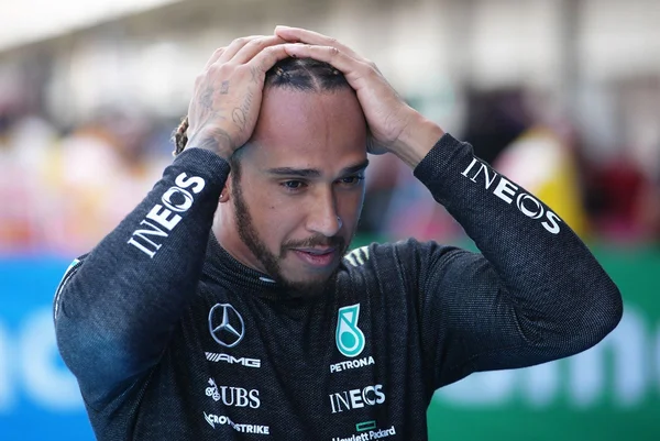 Lewis Hamilton com mãos na cabeça