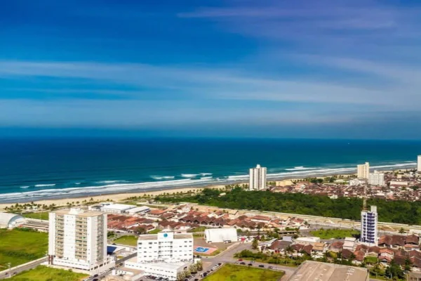 Foto colorida aérea da cidade de Praia Grande, no litoral sul de SP - Metrópoles