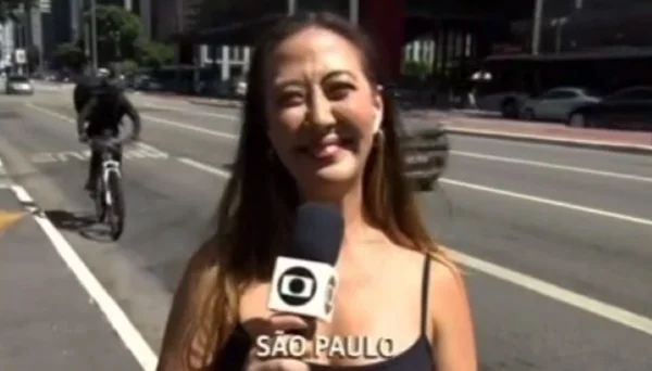 foto colorida de ladrão em bicicleta se aproximando da repórter Ju Massaok na avenida Paulista e tenta roubar seu celular - Metrópoles
