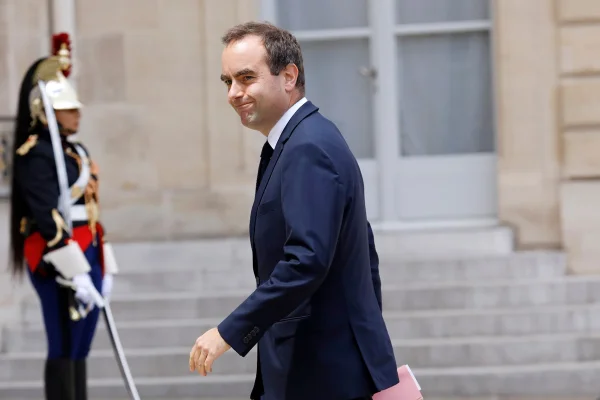 Imagem colorida do novo premiê da França, Sébastien Lecornu - Metrópoles