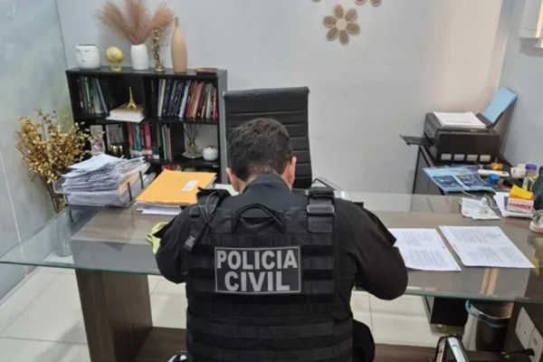 Mulher distribui panfletos contra o ex e a atual dele: "Prostituta"