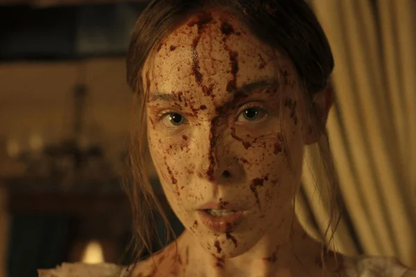 Ella Beatty como Lizzie Borden na série Monstros