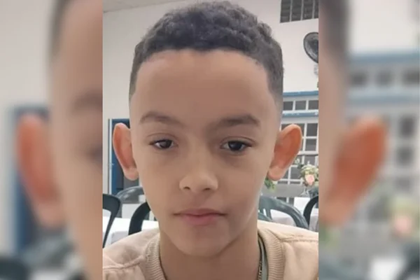 Imagem colorida de menino de 11 anos morto após passar mal em escola. Metrópoles