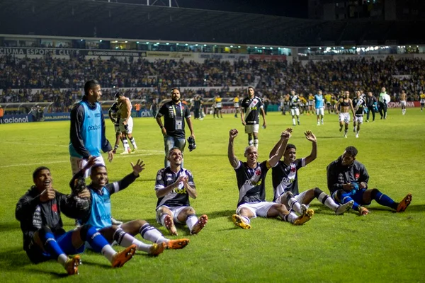 Série B: Vasco vence Criciúma, quebra jejum e segue atrás da liderança