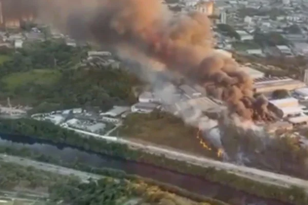 imagem colorida mostra incêndio - metrópoles