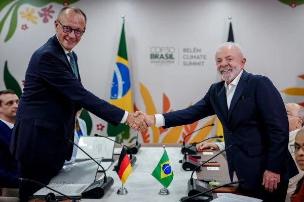 Imagem colorida de Lula e Merz - Metrópoles