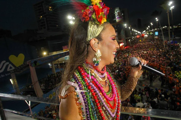 Ivete Sangalo em cima do trio em Salvador - Metrópoles