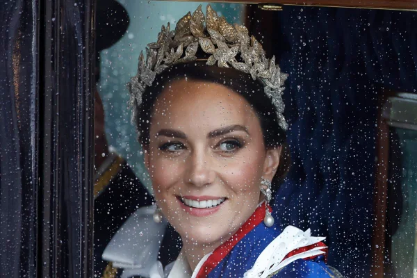 Kate alfineta rainha Camilla e homenageia princesa Diana na coroação