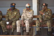 General Mohamed Hamdan Dagalo (centro) e o general Abdel Fattah al-Burhan (direita) General Mohamed Hamdan Dagalo (centro) e o general Abdel Fattah al-Burhan (direita)