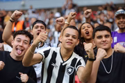 Torcedores de Vasco e Botafogo chegam ao Mané Garrincha para acompanhar o clássico do Metrópoles Sports