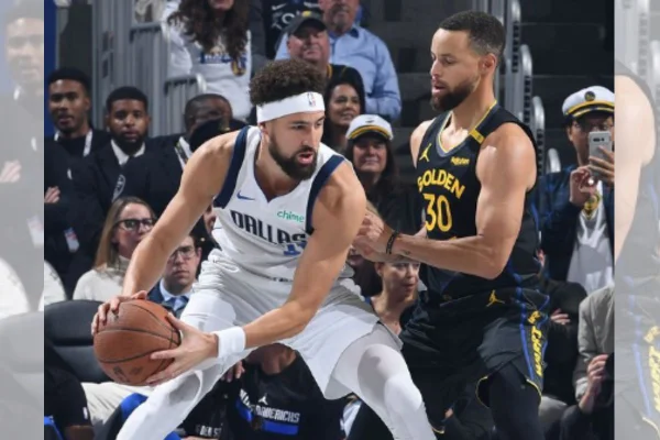 Foto colorida mostra Klay Thompson, do Dallas Mavericks, sendo marcado por Stephen Curry, do Golden State Warriors, em jogo da NBA