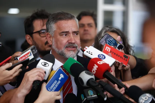 Ministro da Secretaria de Comunicação Social, Paulo Pimenta, concede entrevista coletiva em frente ao Palácio do Planalto. O ministro reafirma a normalidade democrática no Brasil e informa que o Planalto, apesar dos estragos físicos, segue funcionando normalmente sistema - Metrópoles
