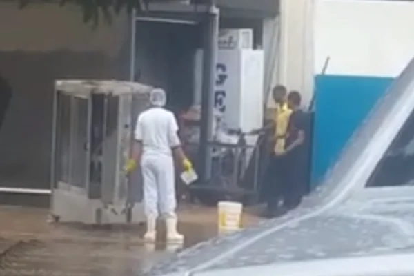 DF: vídeo flagra empregado de padaria lavando forno com água da chuva