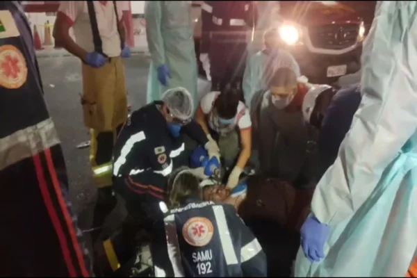 jovem sendo socorrido por equipes do Samu e bombeiros