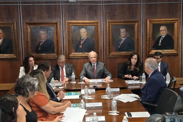 Candidatos ao governo de SP assinam compromisso contra fake news