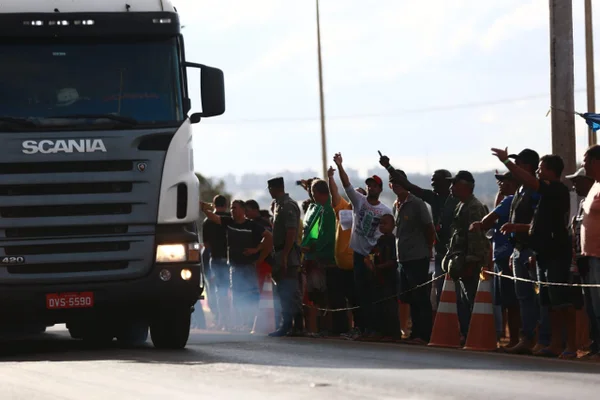 Caminhoneiros protestam em GO por cumprimento do piso mínimo do frete