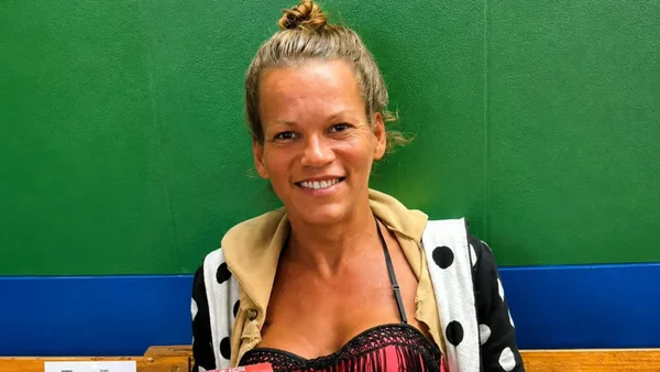 Mulher trans sorrindo