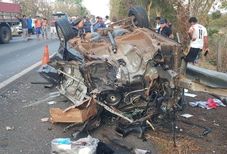 Carro em que estava família de Sydney Possuelo ficou bastante destruído Carro em que estava família de Sydney Possuelo ficou bastante destruído