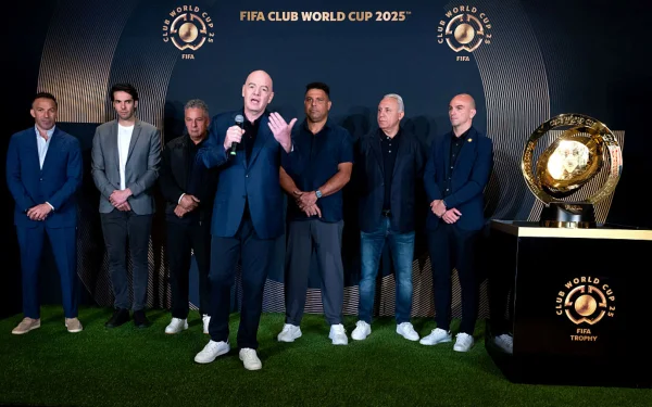 Imagem colorida de Gianni Infantino, presidente da Fifa, e coletiva sobre o Mundial- Metrópoles
