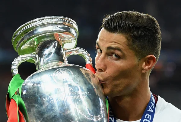 Cristiano Ronaldo beijando a taça da Eurocopa - Metrópoles