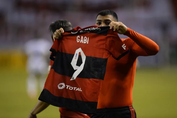 Força, Gabigol, só faltam 410 gols pra você igualar-se a Zico!