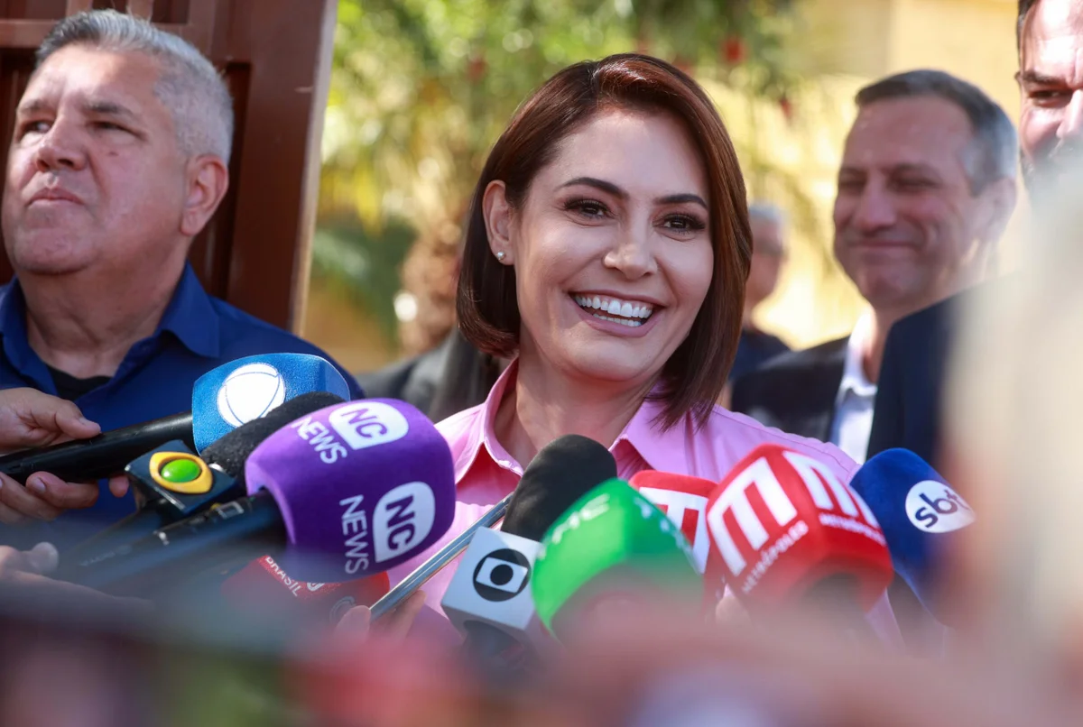 “Colocamos uma pedra”, diz Michelle sobre brigas com Flávio Bolsonaro - imagem 4 “Colocamos uma pedra”, diz Michelle sobre brigas com Flávio Bolsonaro - imagem 4
