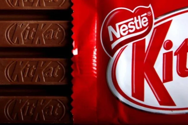 imagem colorida com embalagem de barra do chocolate KitKat