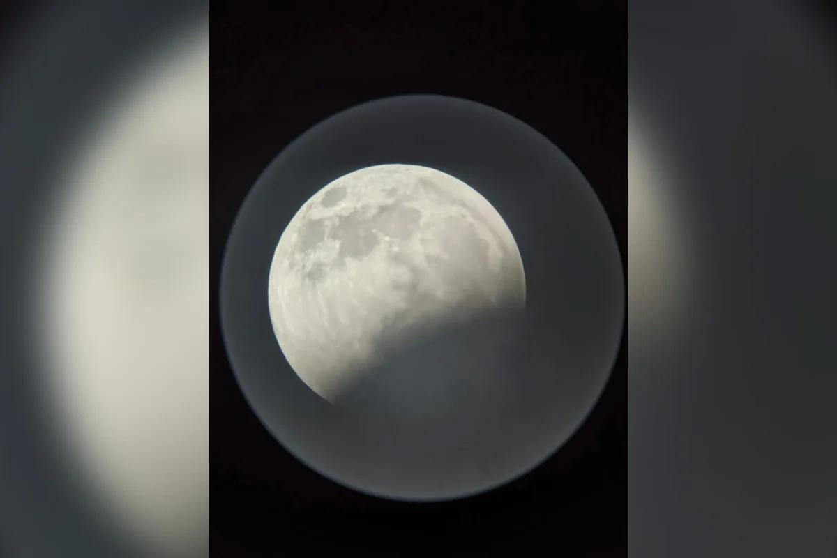 23h53: 20 minutos de eclipse parcial da lua 23h53: 20 minutos de eclipse parcial da lua