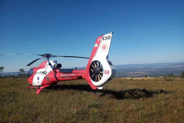 Helicóptero dos bombeiros auxilia no socorro a um piloto de asa delta, em Formosa
